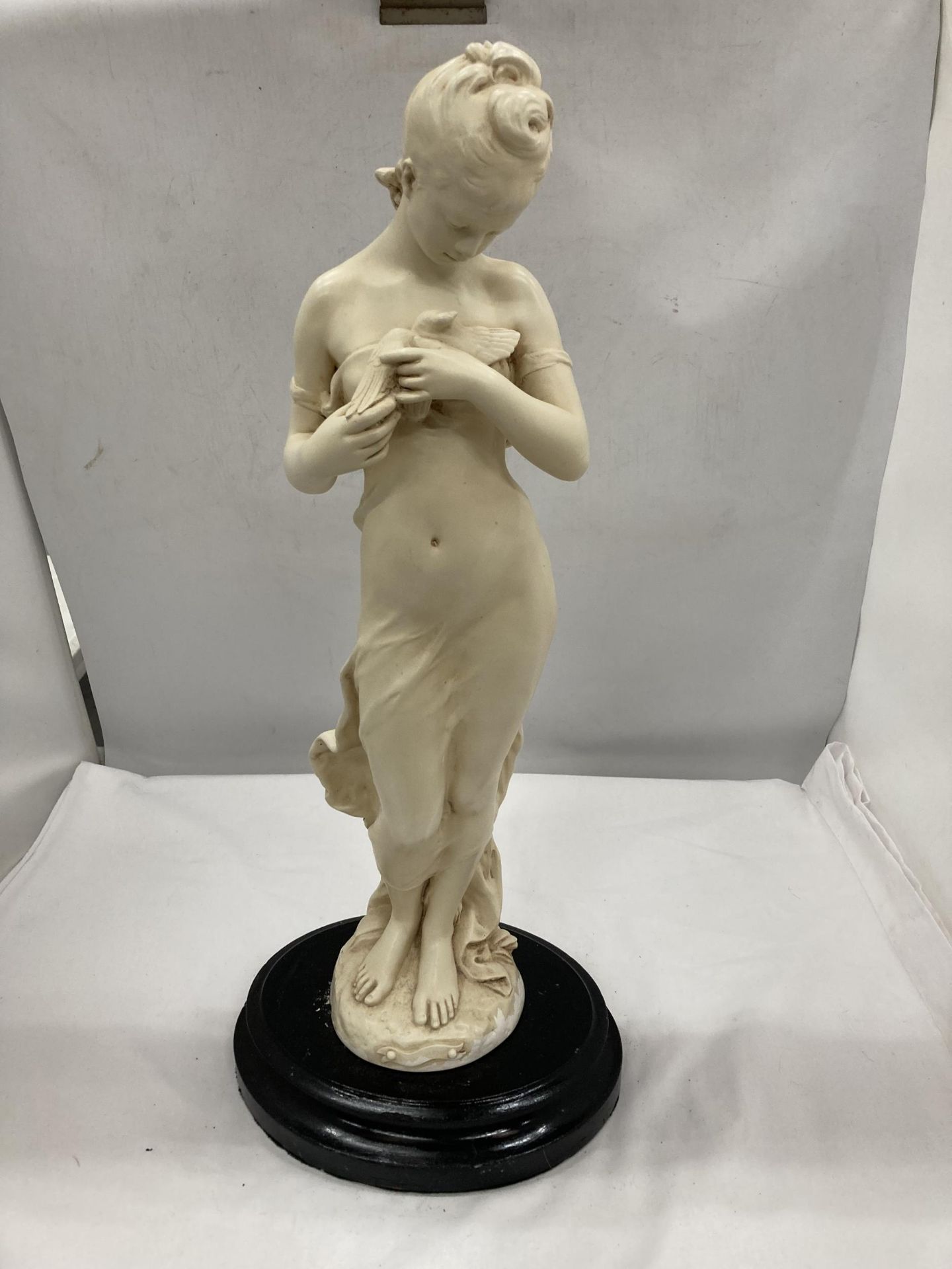 A HEAVY SCULPTURE OF A CLASSICAL MAIDEN ON A WOODEN PLINTH, HEIGHT WITHOUT BASE, 46CM