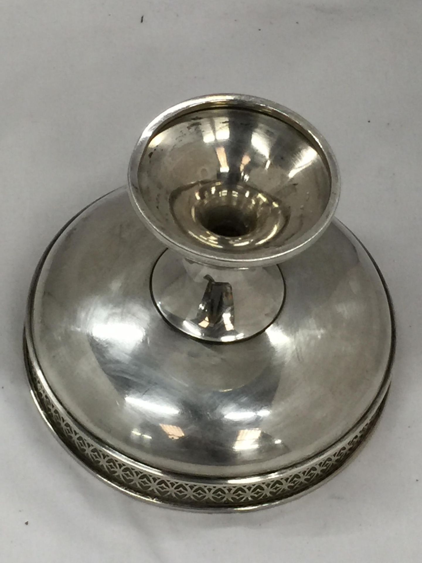 A GEORGE V 1918 SILVER HALLMARKED SHEFFIELD PEDESTAL BOWL WITH PIERCED GALLERY, MAKERS WALKER AND - Image 4 of 4