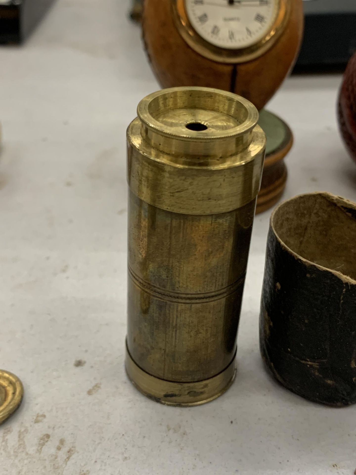 A SMALL VINTAGE CASED BRASS TELESCOPE - Image 2 of 3