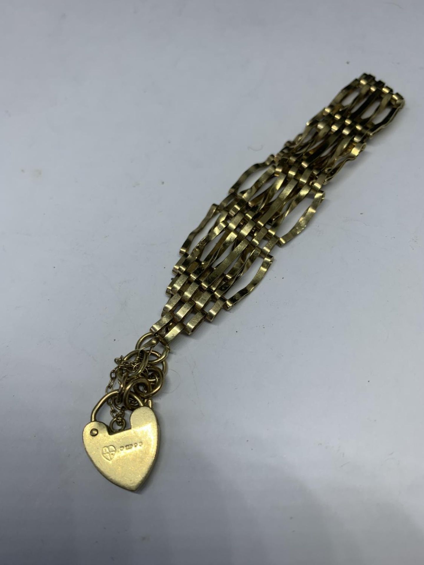 A 9 CARAT GOLD FIVE BAR GATE BRACELET WITH HEART SHAPED CLASP GROSS WEIGHT 8.95 GRAMS - Image 5 of 5
