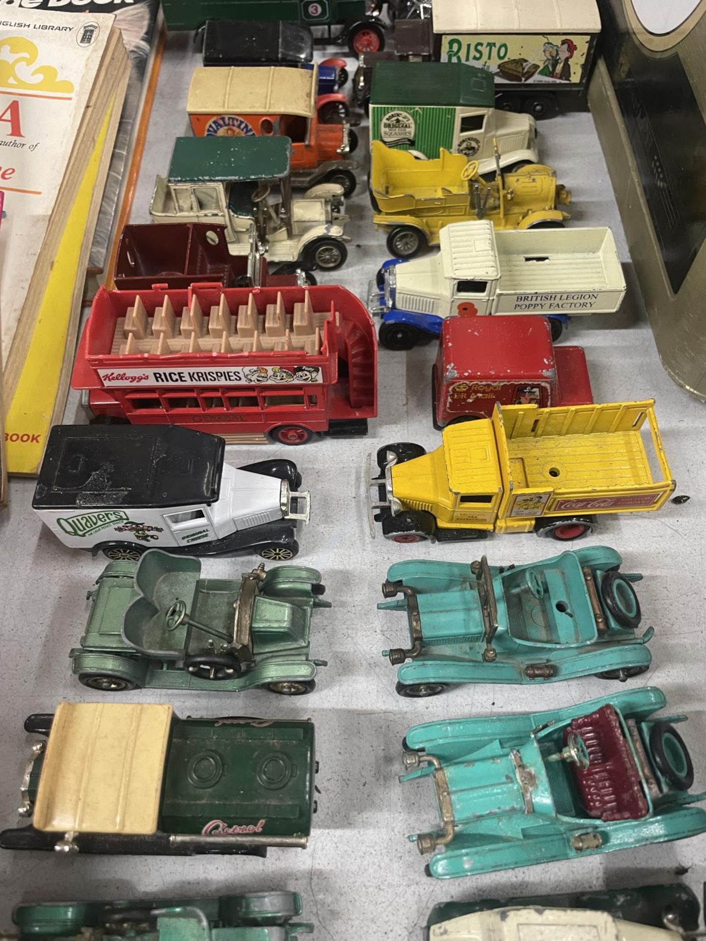 A COLLECTION OF DIE-CAST CARS AND VANS - Image 3 of 4