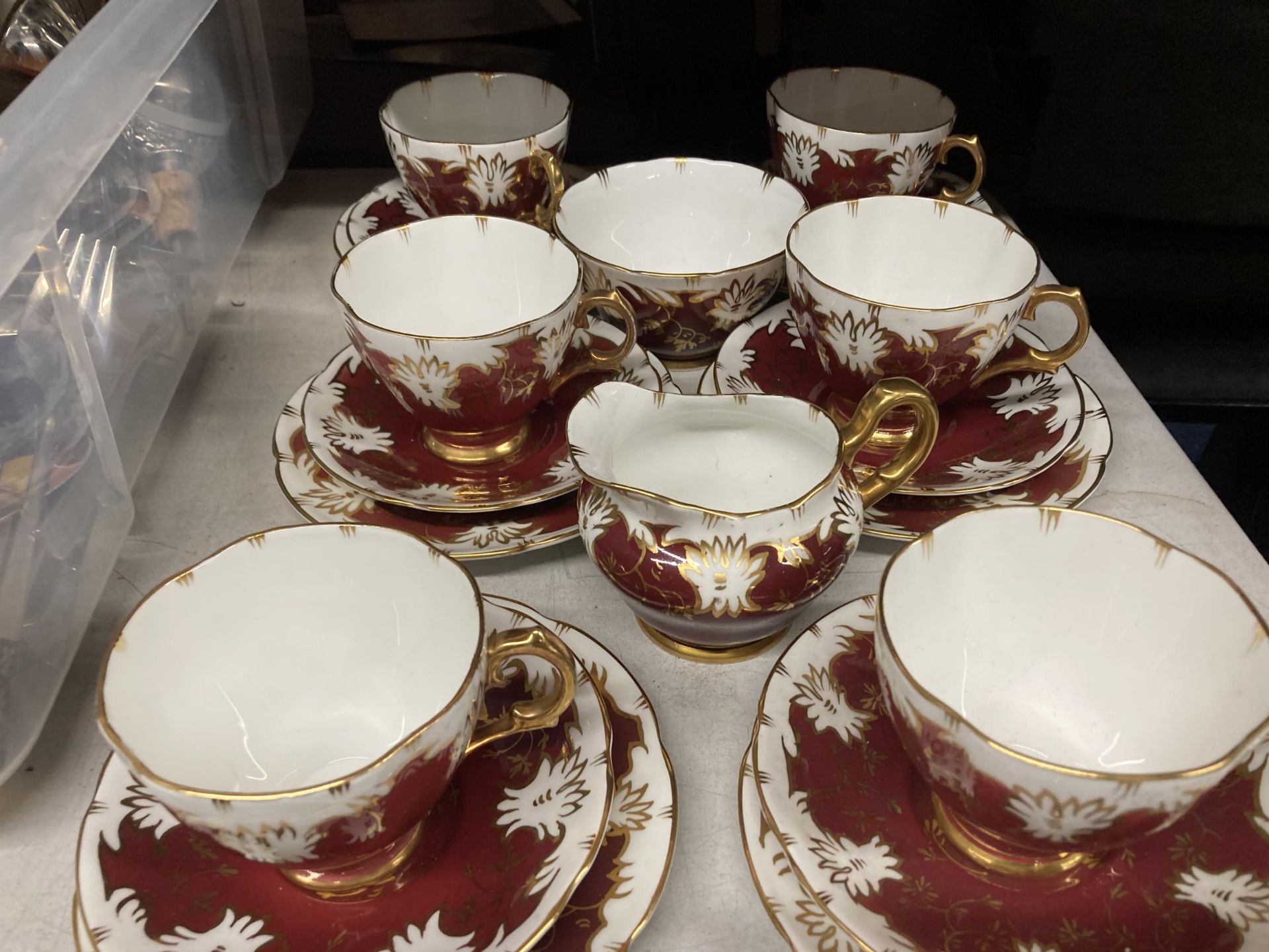 A VINTAGE ROYAL STUART CHINA PART TEASET TO INCLUDE A CAKE PLATE, CREAM JUG, SUGAR BOWL, CUPS, - Image 3 of 5