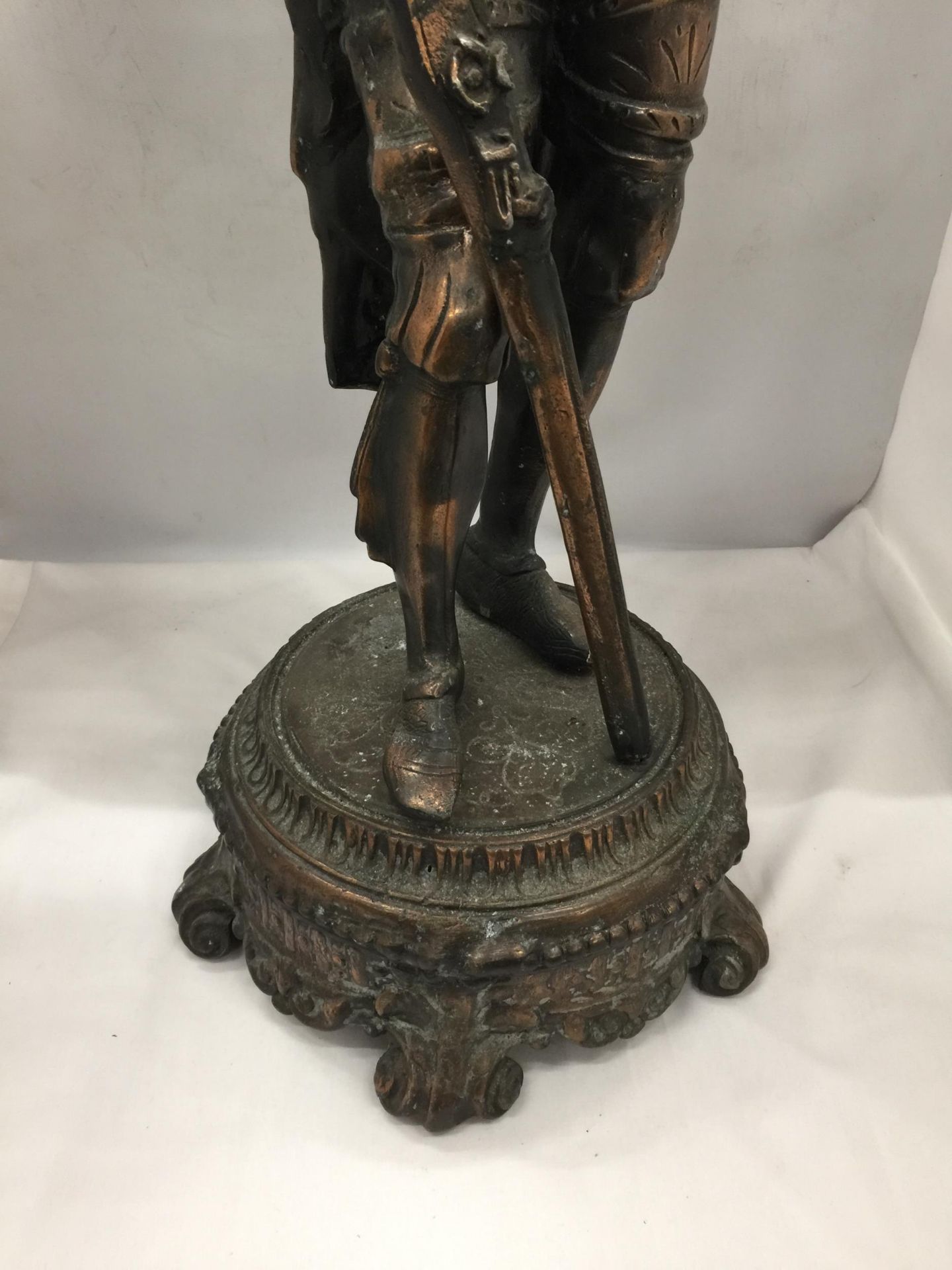 A LARGE BRONZE EFFECT SPELTER FIGURE OF A 16TH CENTURY ITALIAN MUSKETEER ON PEDESTAL, 30" HEIGHT - Image 3 of 4