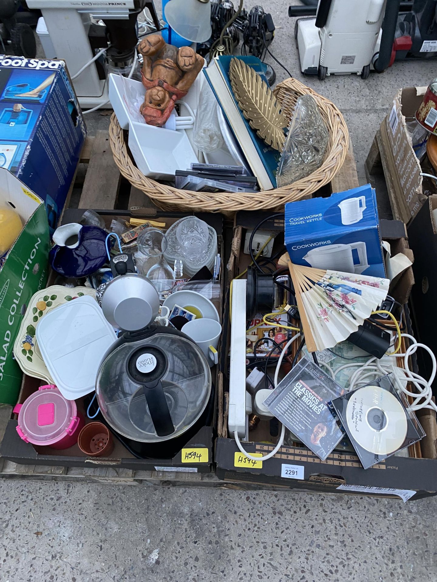 AN ASSORTMENT OF HOUSEHOLD CLEARANCE ITEMS TO INCLUDE GLASS WARE ETC