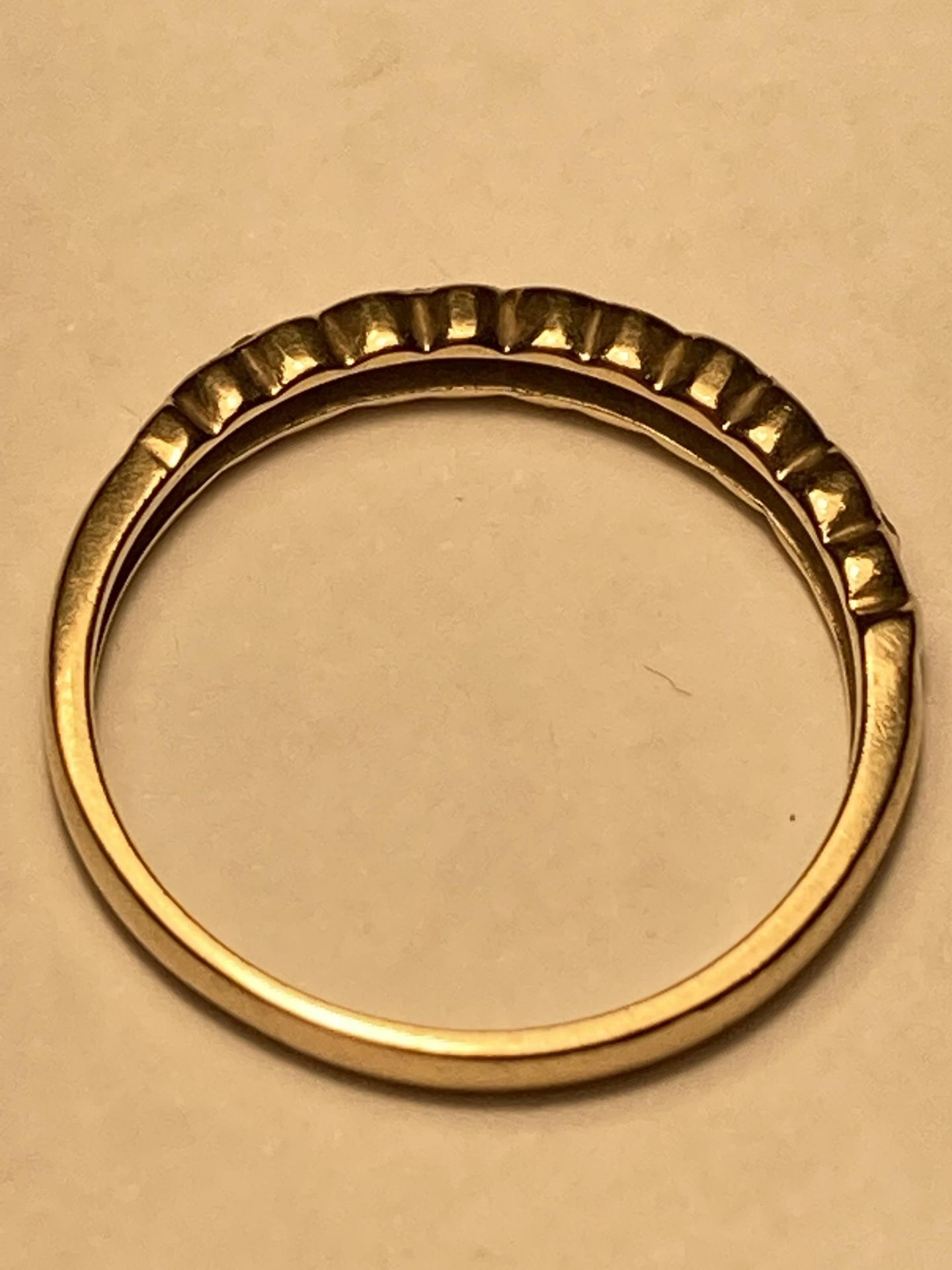 A 9 CARAT GOLD RING WITH FIVE DIAMONDS ON A TWIST DESIGN SIZE M/N - Bild 3 aus 3