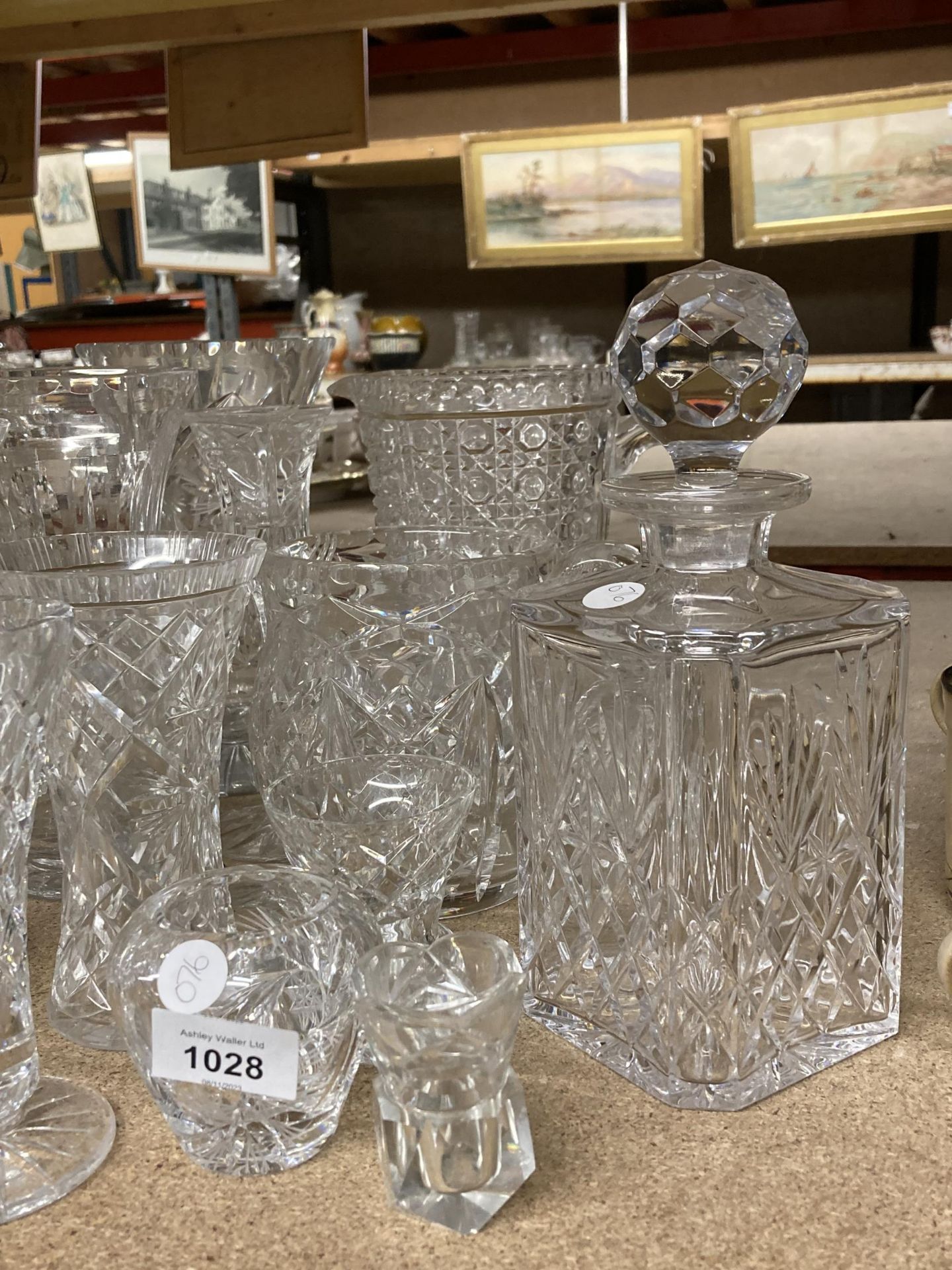 A MIXED LOT OF CUT GLASSWARE TO INCLUDE DECANTERS ETC - Bild 4 aus 4