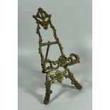 A VINTAGE BRASS TABLE TOP EASEL DISPLAY, HEIGHT 19 CM