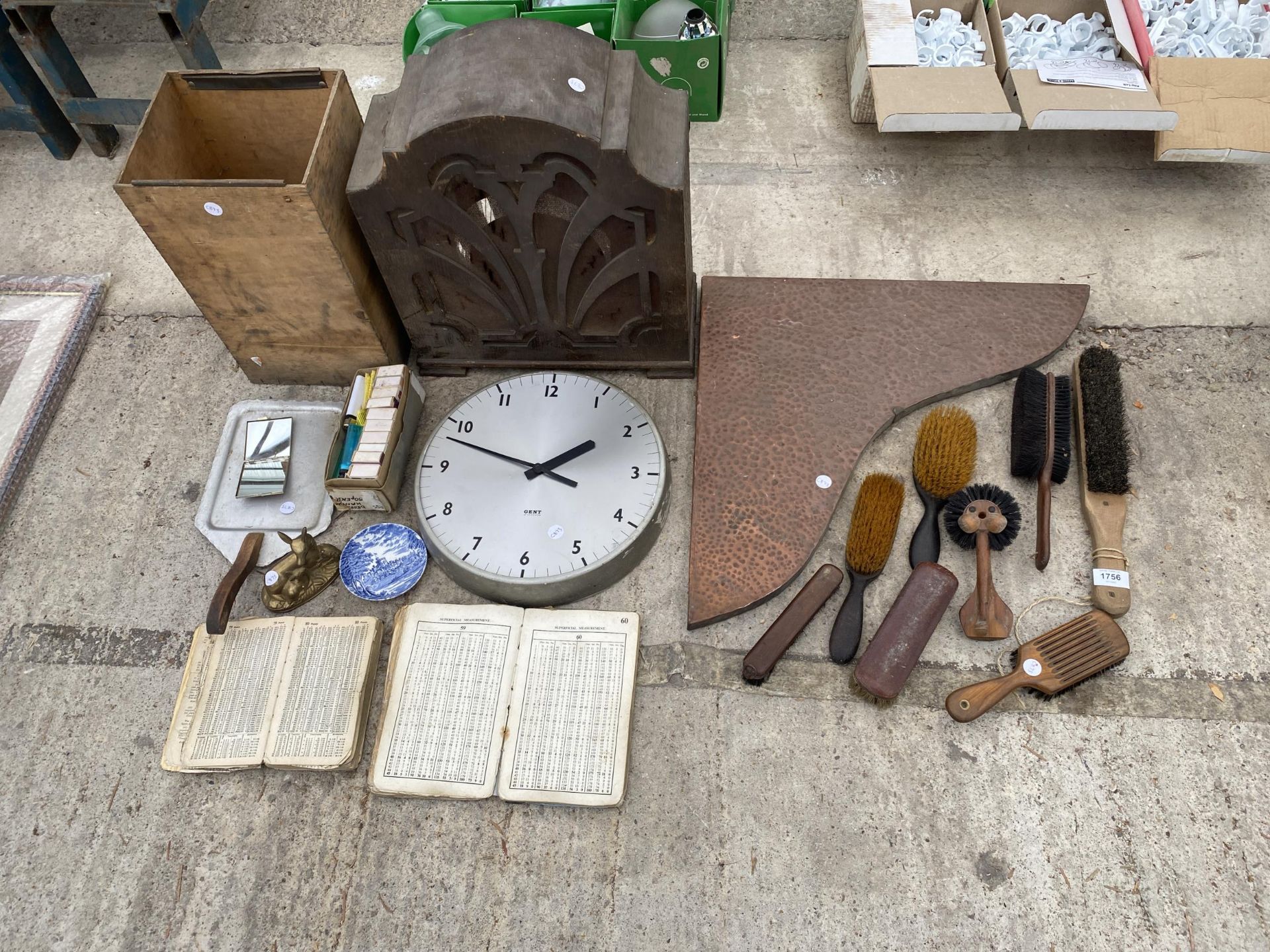 AN ASSORTMENT OF ITEMS TO INCLUDE A CLOCK, A BRASS FIGURE AND BRUSHES ETC