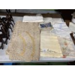 A QUANTITY OF VINTAGE LINEN, ETC TO INCLUDE TABLE CLOTHES, PLACE MATS, PILLOW CASES, ETC