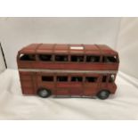 A LONDON TIN PLATE RED DOUBLE DECKER BUS, HEIGHT 17CM, LENGTH 30CM