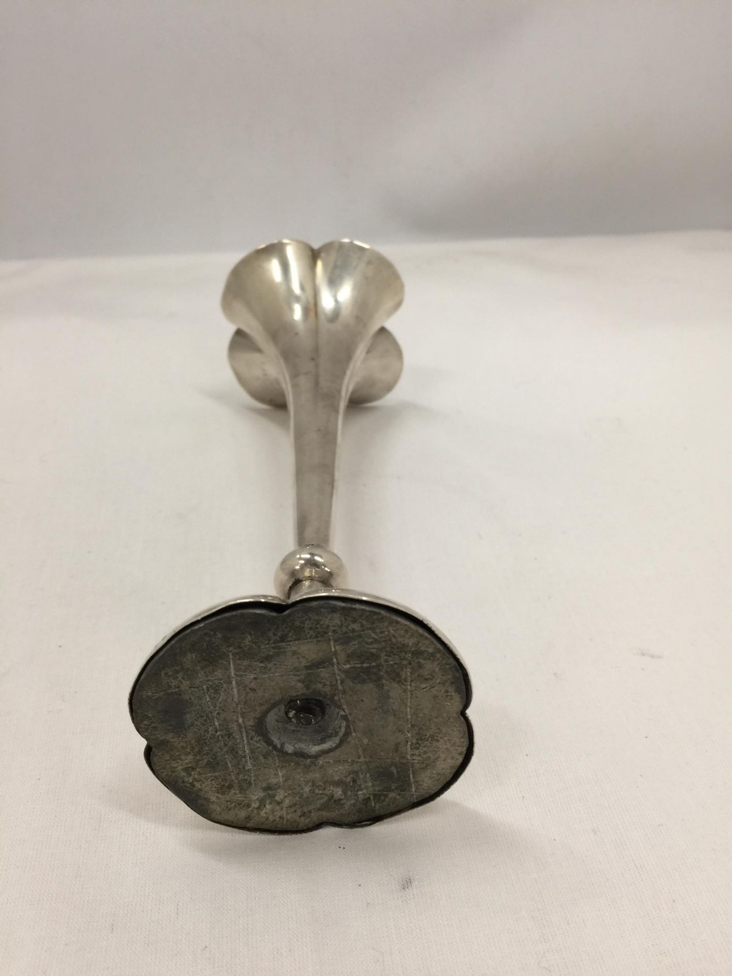 A LONDON HALLMARKED SILVER BUD VASE, WEIGHTED BASE - Image 3 of 6