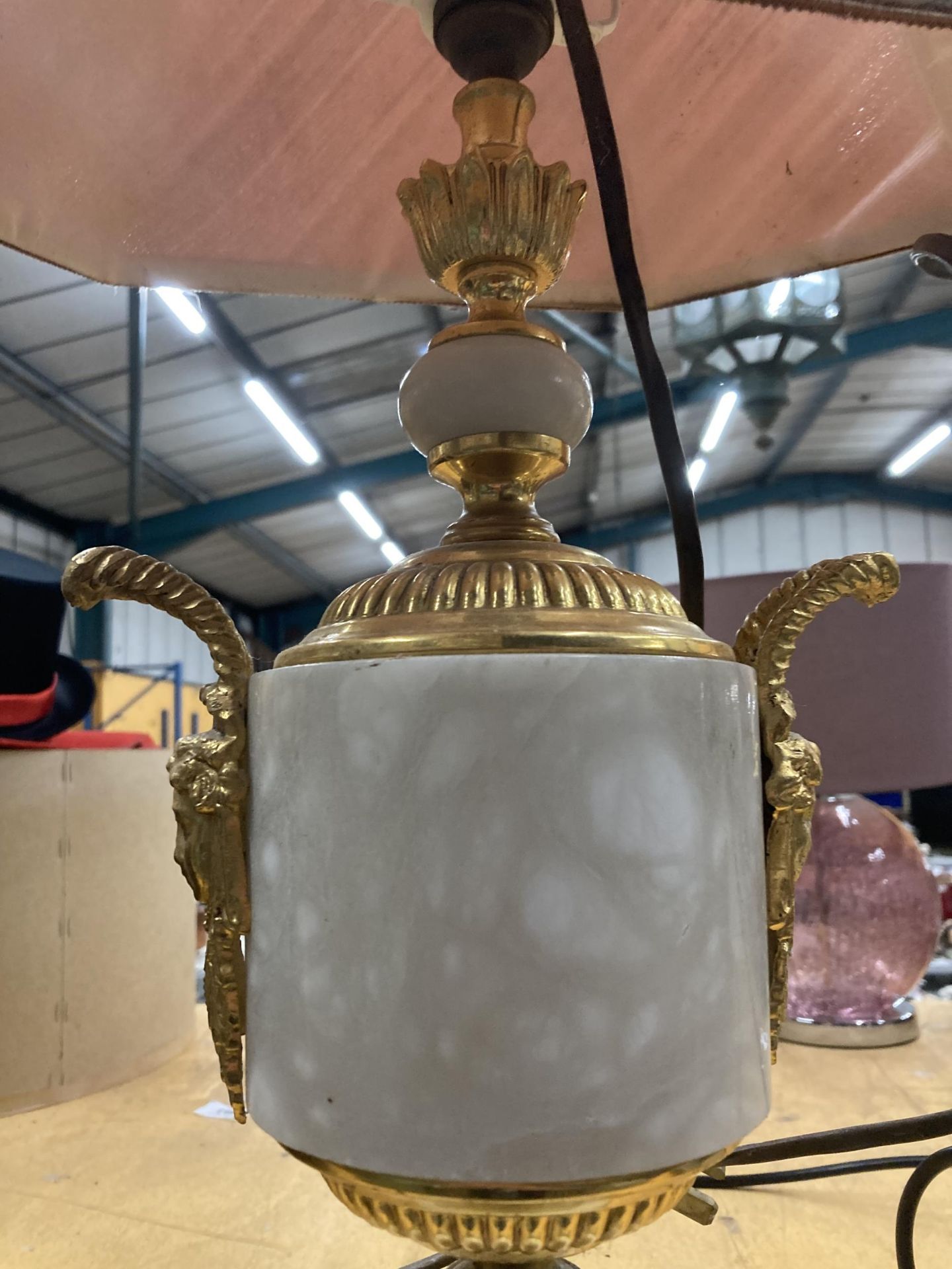 A LARGE GILT AND MARBLE STYLE TABLE LAMP IN A CLASSICAL STYLE, HEIGHT TO BULB FITTING 39CM - Bild 3 aus 3