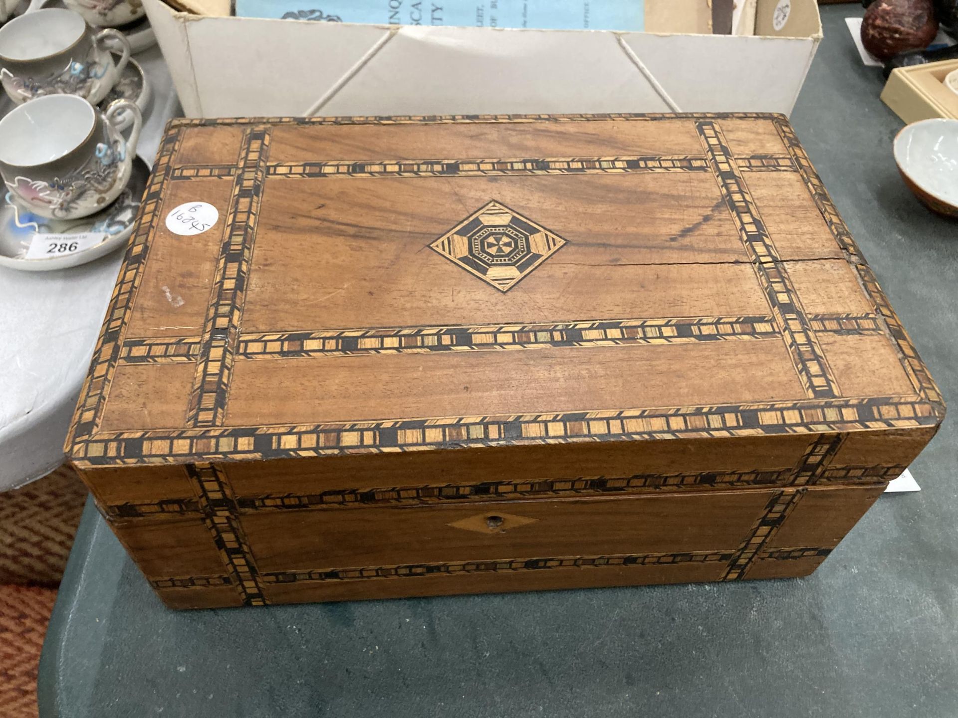 A VINTAGE INLAID BOX CONTAINING VINTAGE ITEMS, CORKSCREWS ETC TOGETHER WITH LOOSE PRINTS AND - Image 3 of 6