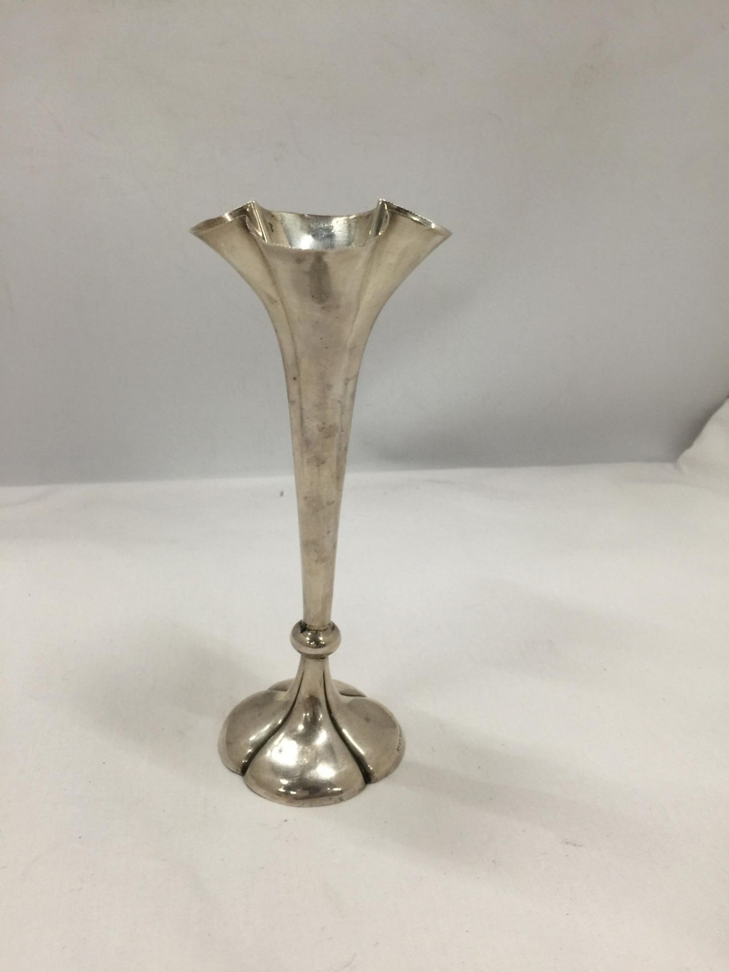 A LONDON HALLMARKED SILVER BUD VASE, WEIGHTED BASE - Image 2 of 6