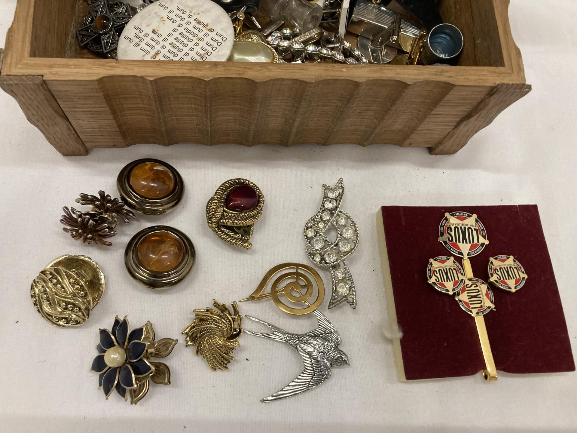 A WOODEN BOX CONTAINING A QUANTITY OF COSTUME JEWELLERY TO INCLUDE BROOCHES, BADGES, CUFFLINKS, - Bild 3 aus 3