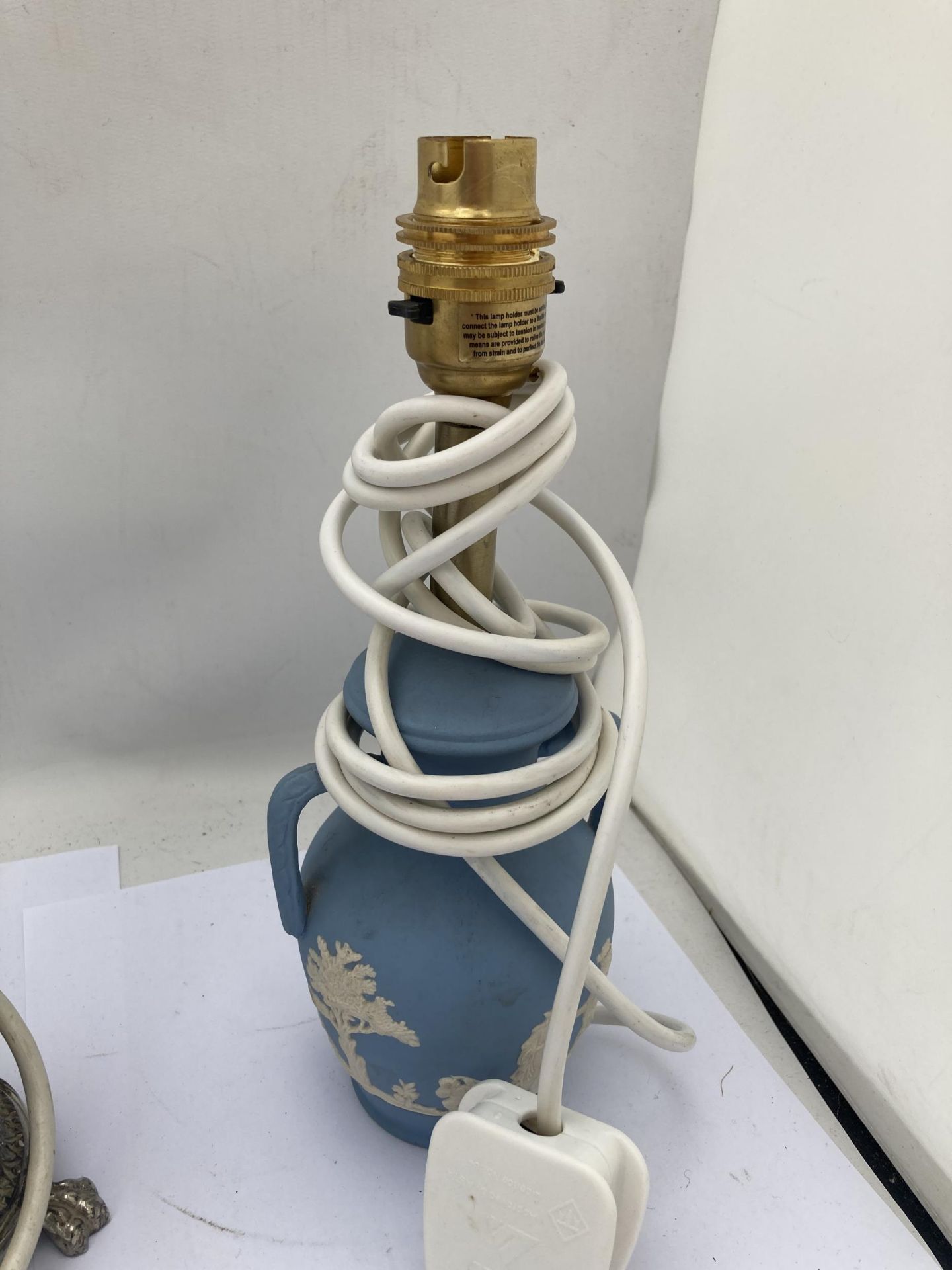 A GROUP OF THREE WEDGWOOD PALE BLUE JASPERWARE TABLE LAMPS TO INCLUDE TWO METAL BASED EXAMPLES - Bild 4 aus 4