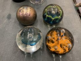 FOUR GLASS PAPERWEIGHTS TO INCLUDE ROYAL BRIERLEY AND CAITHNESS