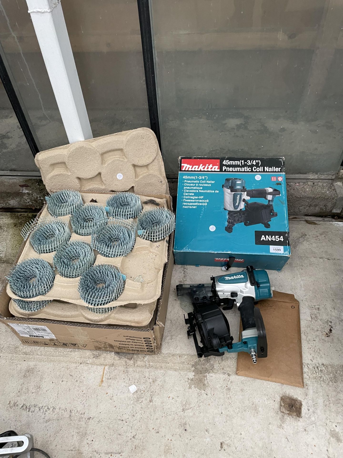 AN AS NEW MAKITA AN454 PNEUMATIC COIL NAILER AND A LARGE QUANTITY OF NAIL COILS