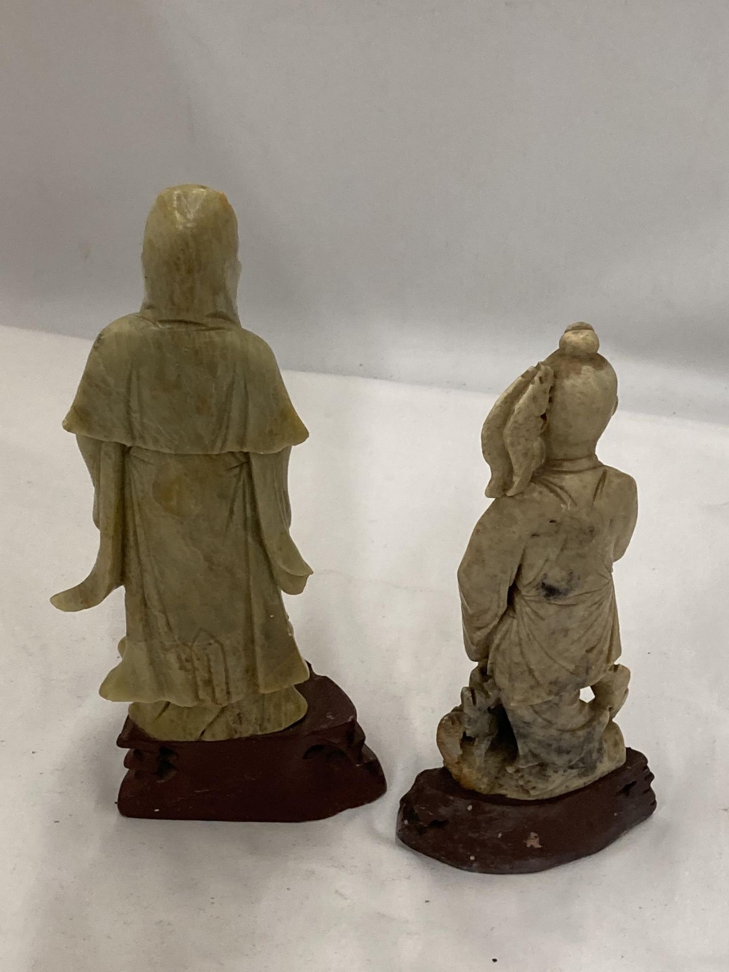 A PAIR OF CHINESE SOAPSTONE FIGURES ON WOODEN PLINTHS - Image 2 of 2