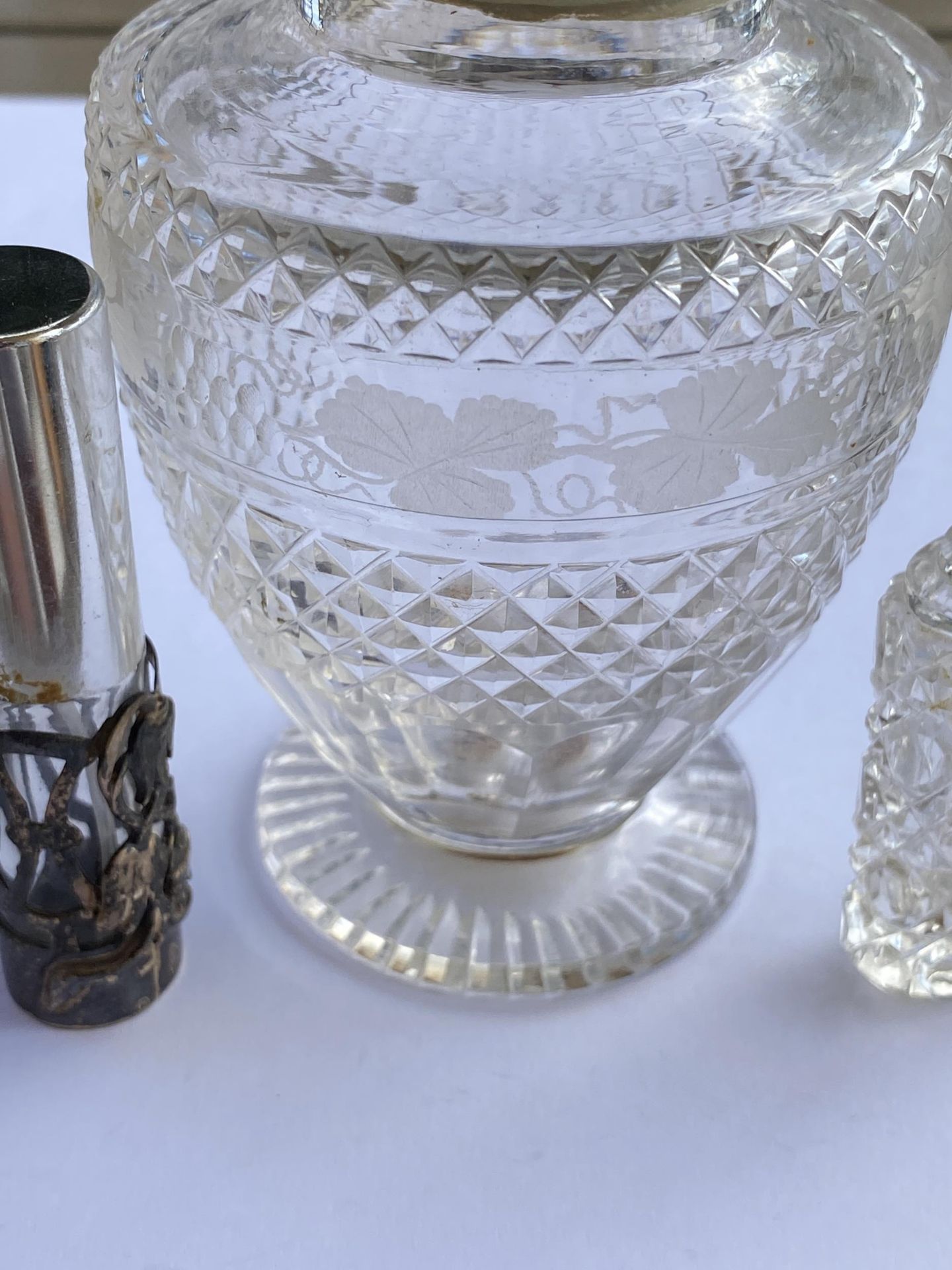 THREE VINTAGE SILVER PLATED ITEMS TO INCLUDE A FINE DETAILED SILVER PLATED AND CUT GLASS JAR WITH - Bild 3 aus 7