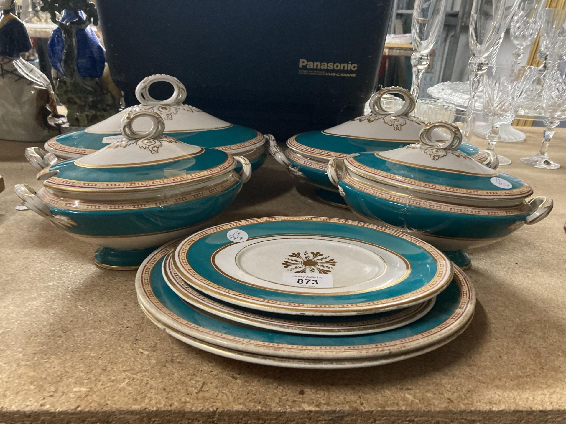 A QUANTITY OF VICTORIAN DINNERWARE TO INCLUDE FOUR SERVING DISHES WITH LIDS PLUS PLATES