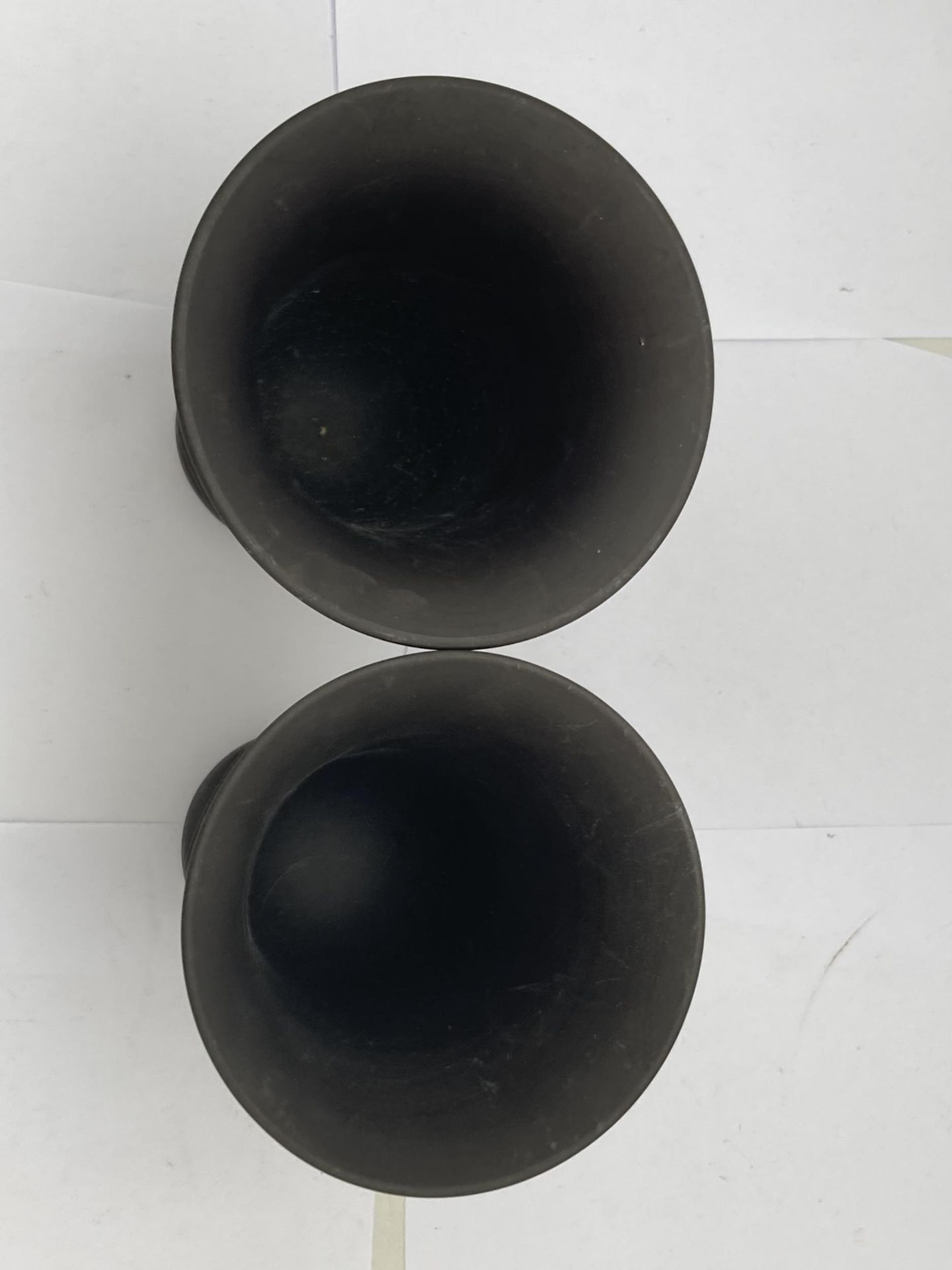 A PAIR OF WEDGWOOD BLACK JASPERWARE SACRIFICE PATTERN PEDESTAL VASES - Image 4 of 4