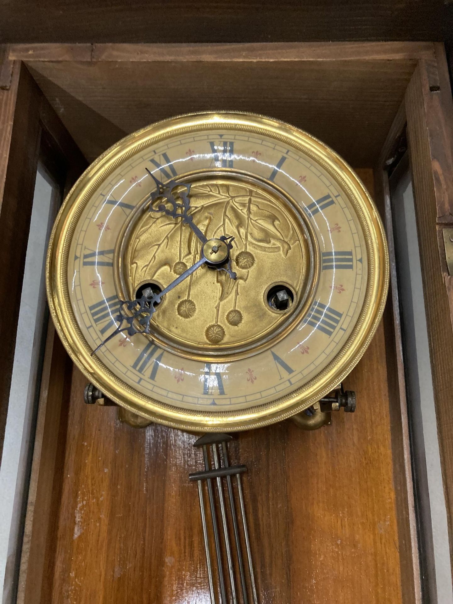 A MAHOGANY CASED VIENNA WALL CLOCK WITH EAGLE DESIGN TOP, WITH PENDULUM AND KEY - Image 6 of 7