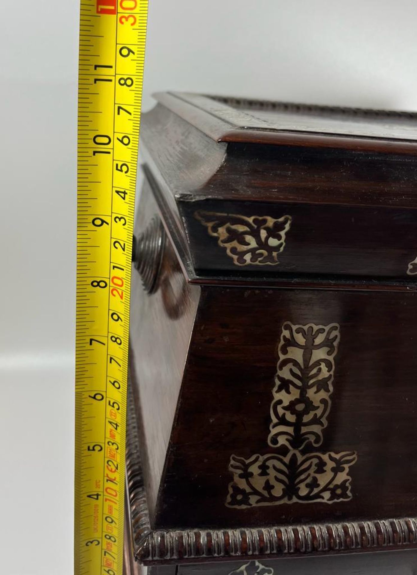 AN ANTIQUE 19TH CENTURY ROSEWOOD AND MOTHER OF PEARL INLAID JEWELLERY BOX WITH LIFT UP TOP SECTION - Image 8 of 8