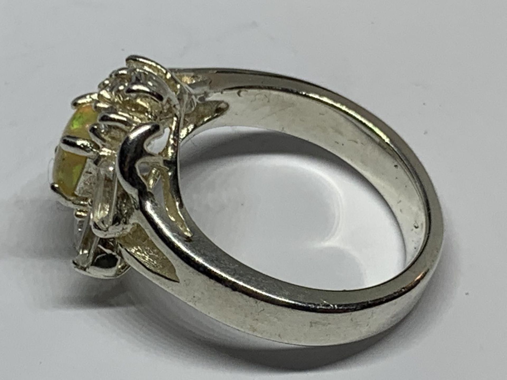 A BOXED SILVER AND OPAL RING - Bild 3 aus 3