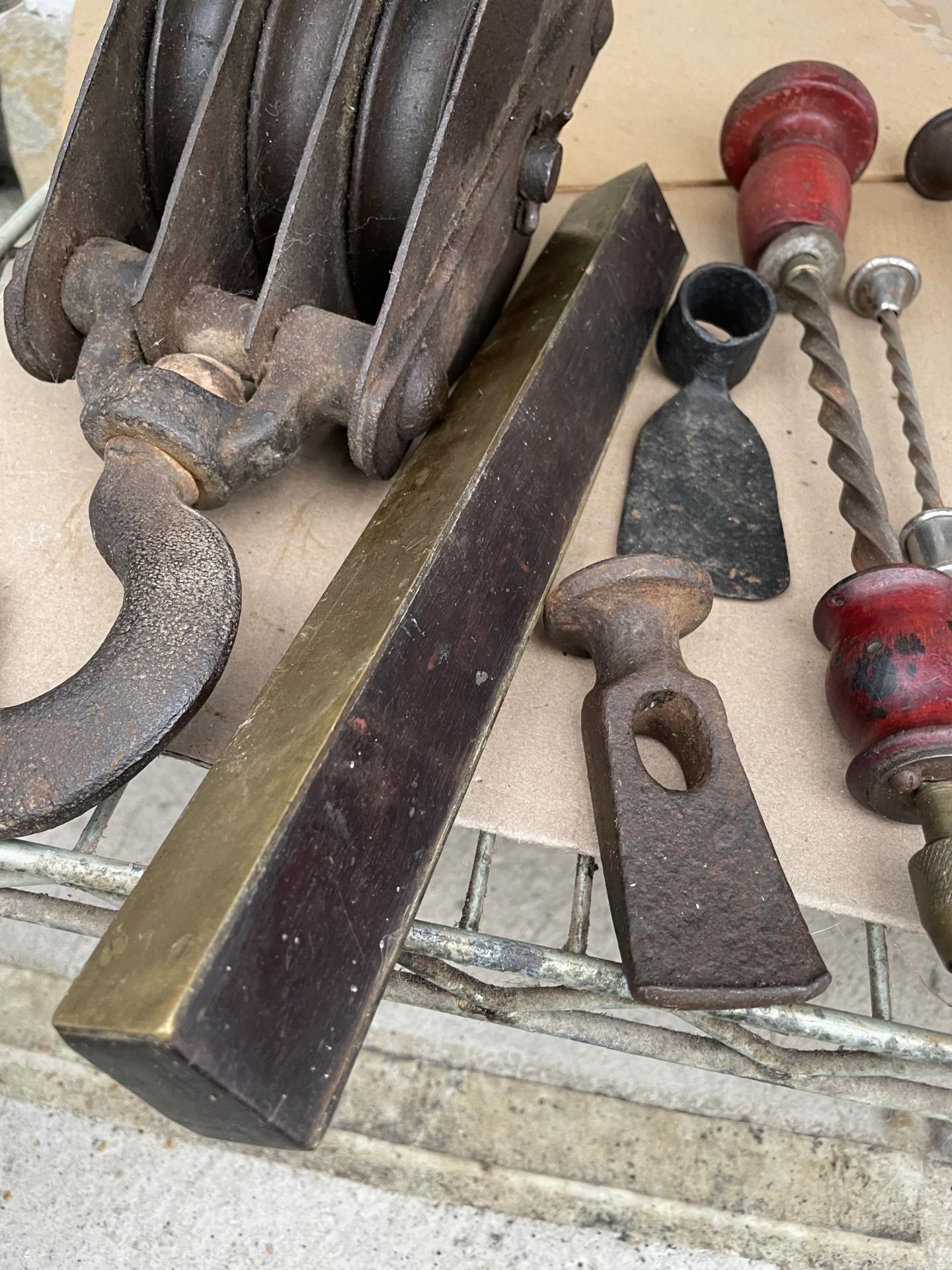AN ASSORTMENT OF VINTAGE ITEMS TO INCLUDE A PULLEY HOOK AND A SPIRIT LEVEL ETC - Bild 6 aus 6