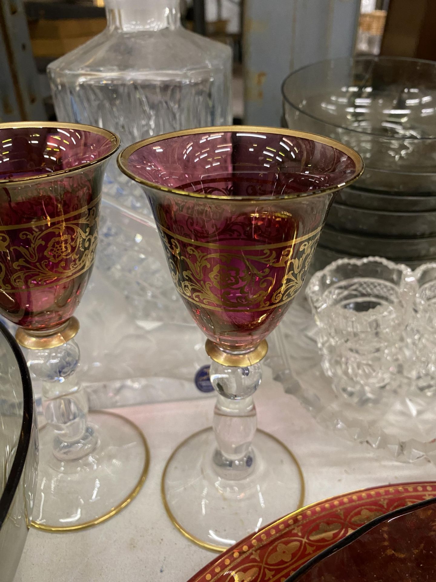 A MIXED LOT OF GLASSWARE TO INCLUDE COLOURED GLASS BOWLS, PAIR OF CRANBERRY AND GILT GOBLETS, - Image 2 of 4