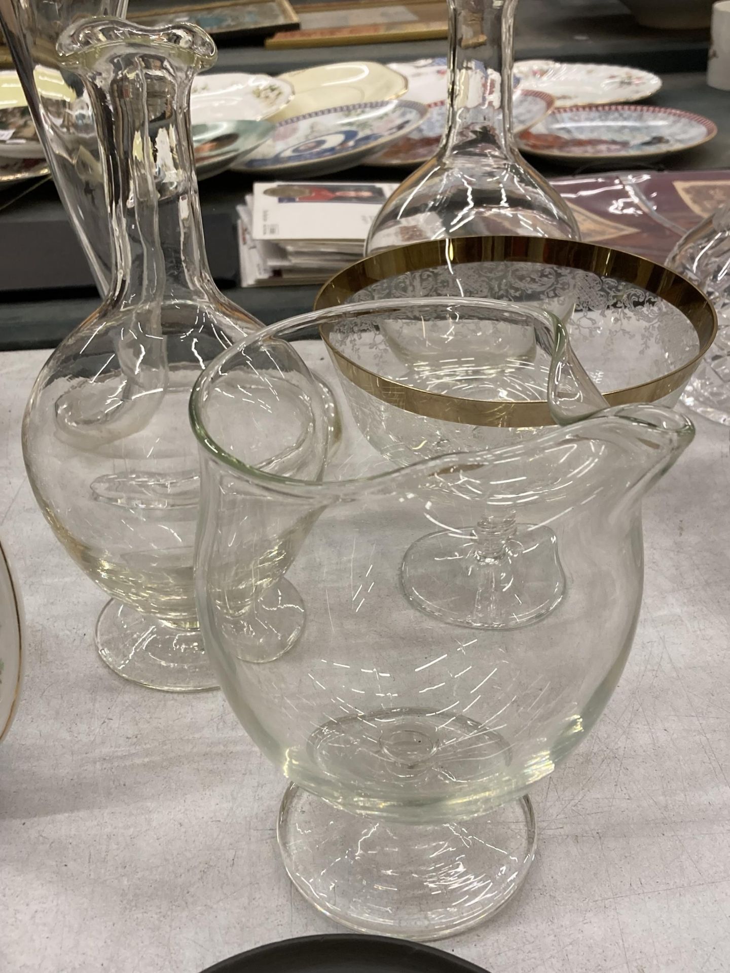 A MIXED GROUP OF GLASSWARE TO INCLUDE LARGE CONICAL SPIRAL VASE, DECANTER ETC - Bild 2 aus 4