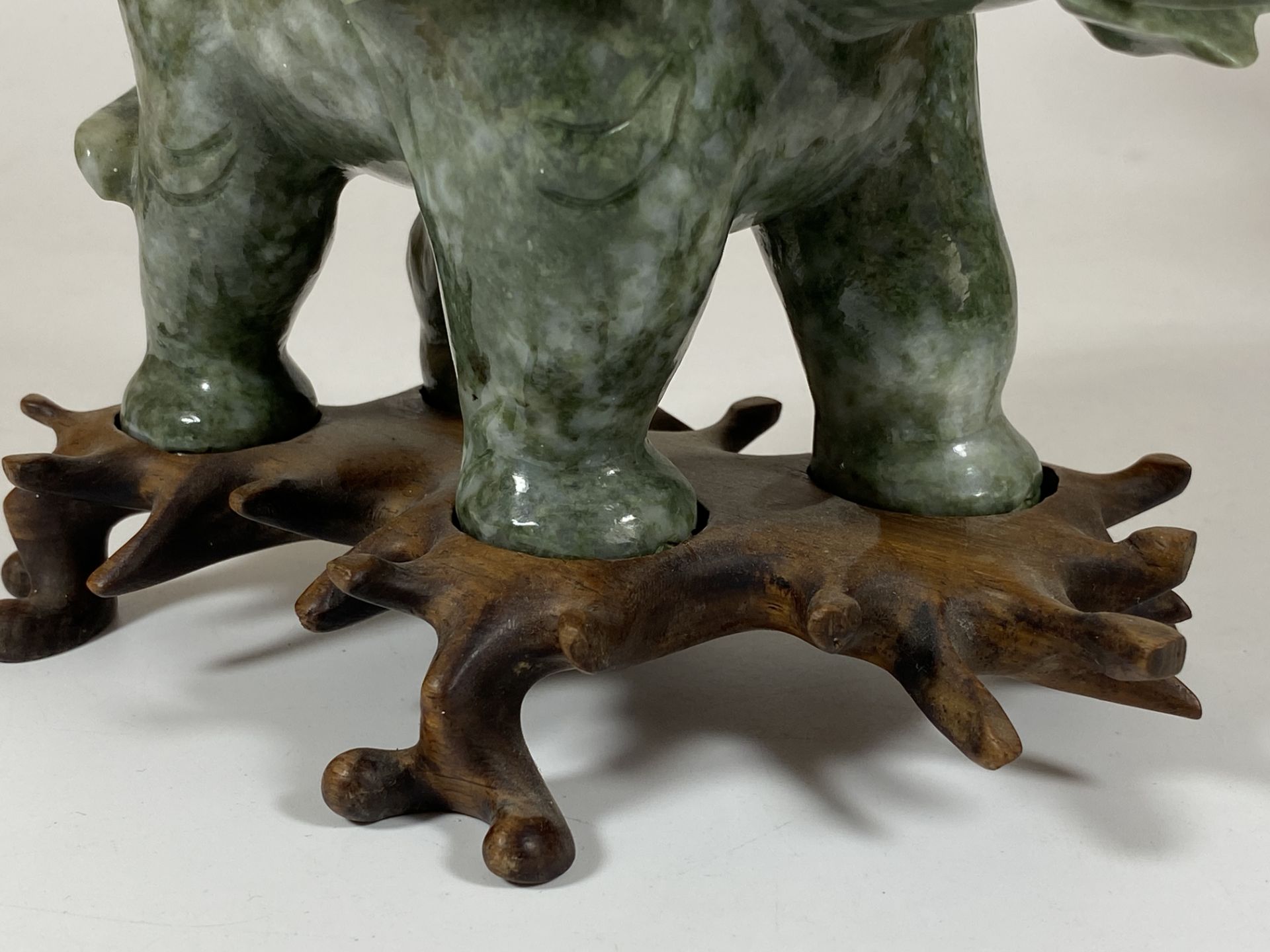 A PAIR OF GREAT QUALITY ORIENTAL CHINESE JADE JADEITE HARDSTONE ELEPHANTS ON CARVED WOODEN BASES, - Image 4 of 18