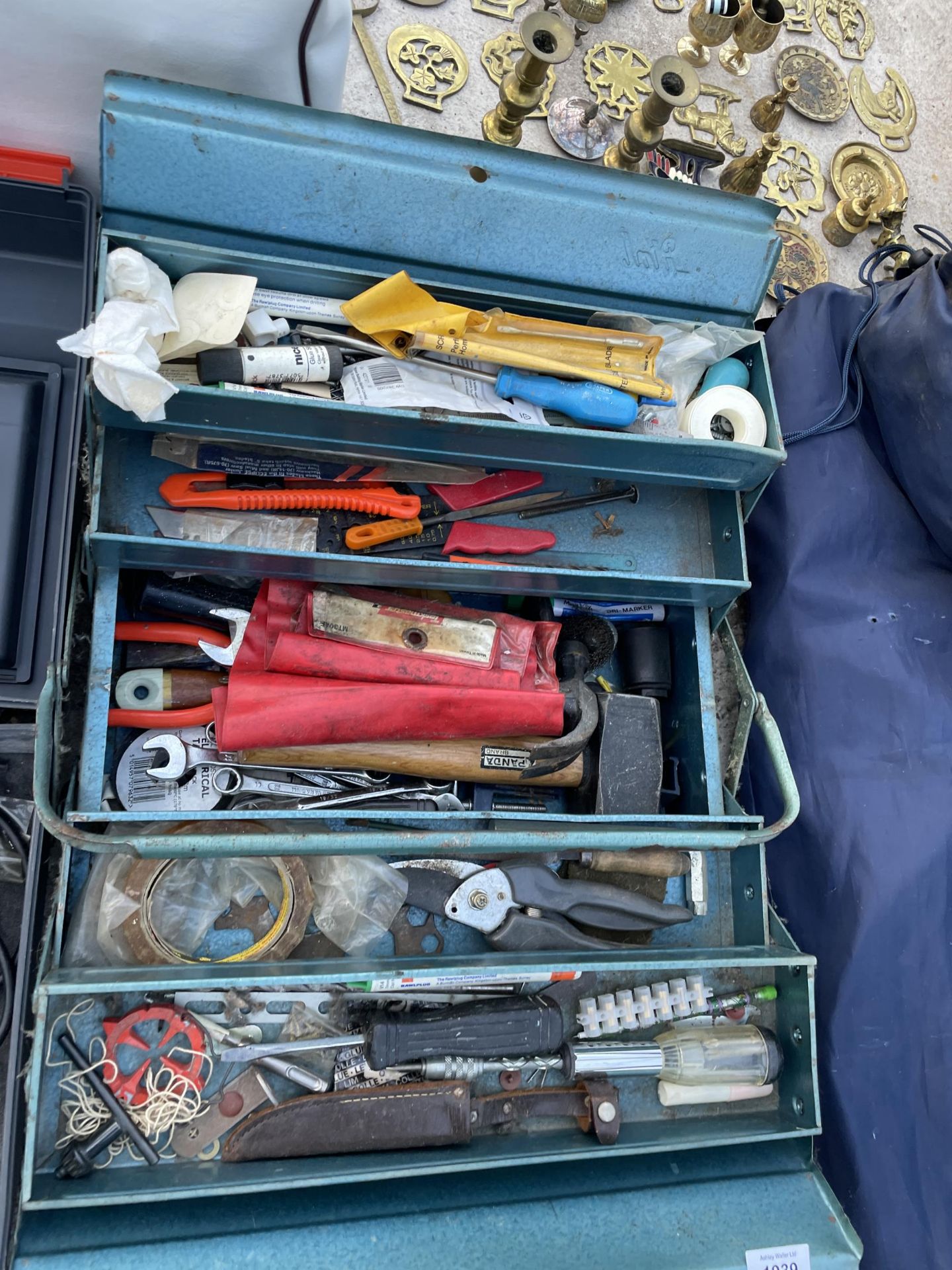 AN ASSORTMENT OF TOOLS TO INCLUDE SPANNERS, A JIGSAW, DRILL AND ELECTRIC SANDER ETC - Image 2 of 4