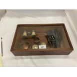 A VINTAGE GLASS LIDDED DISPLAY CASE WITH CONTENTS TO INCLUDE VINTAGE BONE OPERA GLASSES, GLASS AND