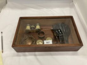 A VINTAGE GLASS LIDDED DISPLAY CASE WITH CONTENTS TO INCLUDE VINTAGE BONE OPERA GLASSES, GLASS AND