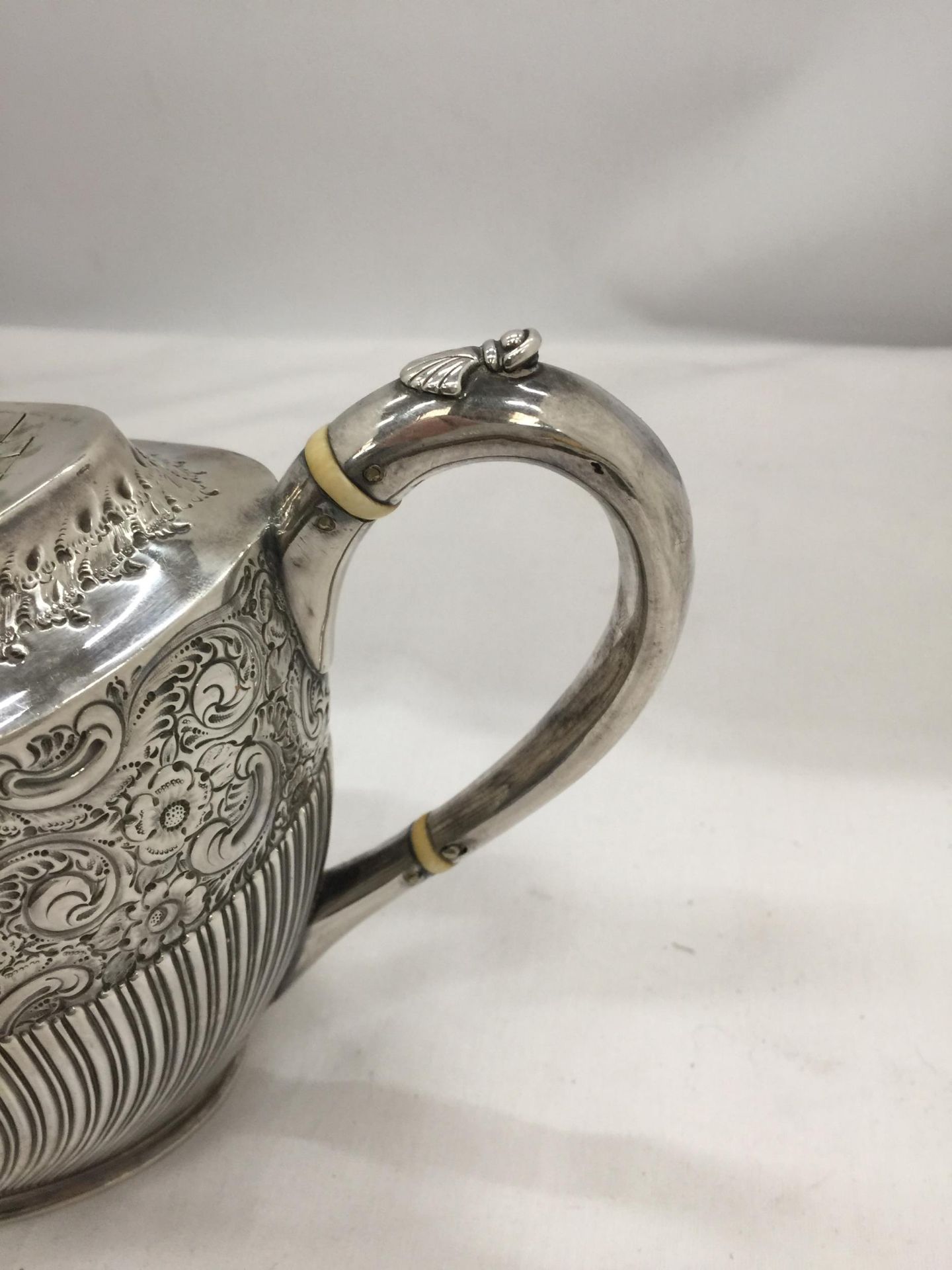 AN EDWARD VII 1902 SILVER TEAPOT WITH CHASED AND ENGRAVED FLORAL DESIGN, MAKER INDISTINCT, GROSS 546 - Image 4 of 7