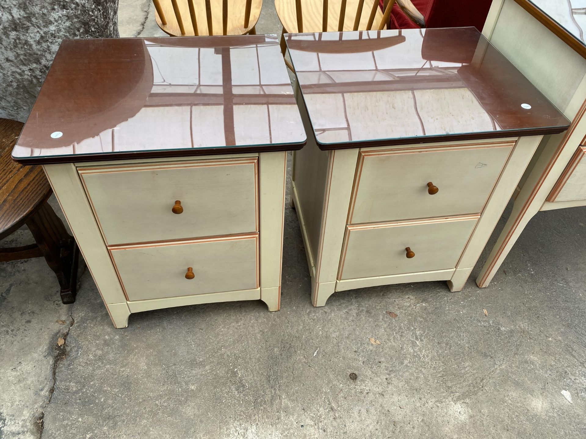 A MODERN PAINTED TWIN PEDESTAL DRESSING TABLE AND PAIR OF MATCHING BEDSIDE CHESTS - Image 2 of 4