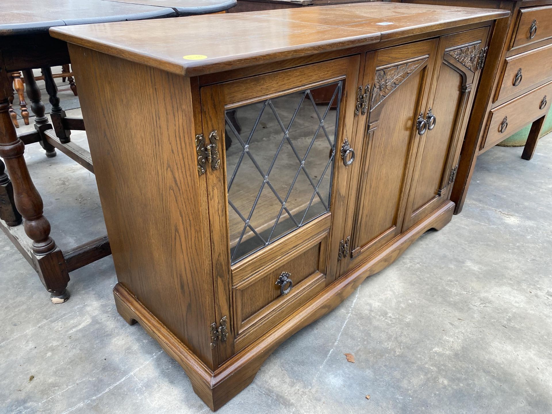 AN OAK GLAZED AND LEADED OLD CHARM STYLE HI-FI CABINET, 45" WIDE - Image 2 of 3