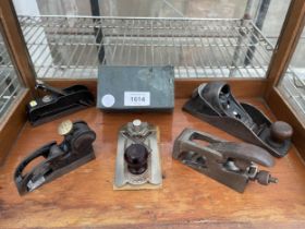 FIVE VINTAGE ASSORTED WOOD PLANES TO INCLUDE RECORD AND STANLEY ETC