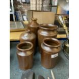 A COLLECTION OF VINTAGE STONEWARE BOTTLES AND STORAGE POTS - 5 IN TOTAL