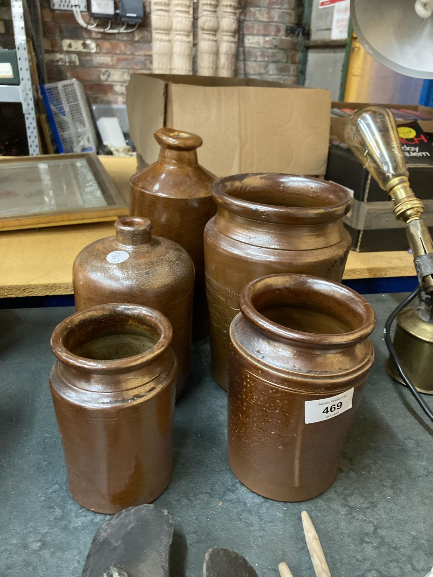 A COLLECTION OF VINTAGE STONEWARE BOTTLES AND STORAGE POTS - 5 IN TOTAL