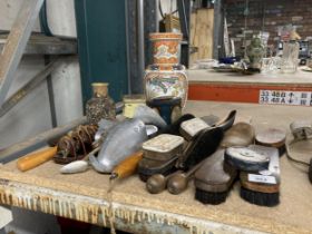 A MIXED VINTAGE LOT TO INCLUDE AN ORIENTAL STYLE VASE, METAL SHOE STRETCHERS, TINS, BRUSHES, A 40