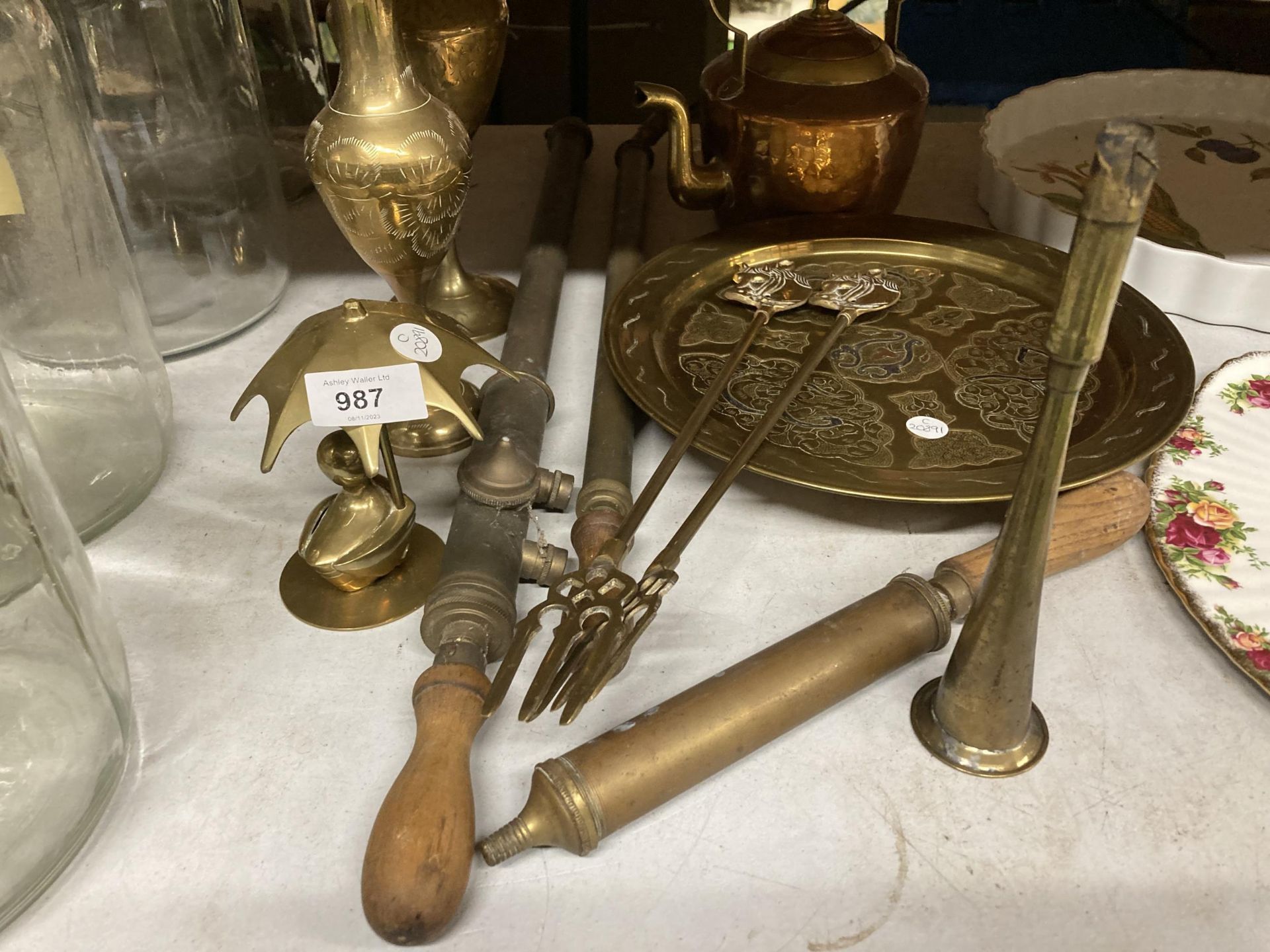 A QUANTITY OF VINTAGE BRASSWARE TO INCLUDE TOASTING FORKS, A WALL PLAQUE, VASES, FLOWER SPRAYERS, - Image 2 of 3