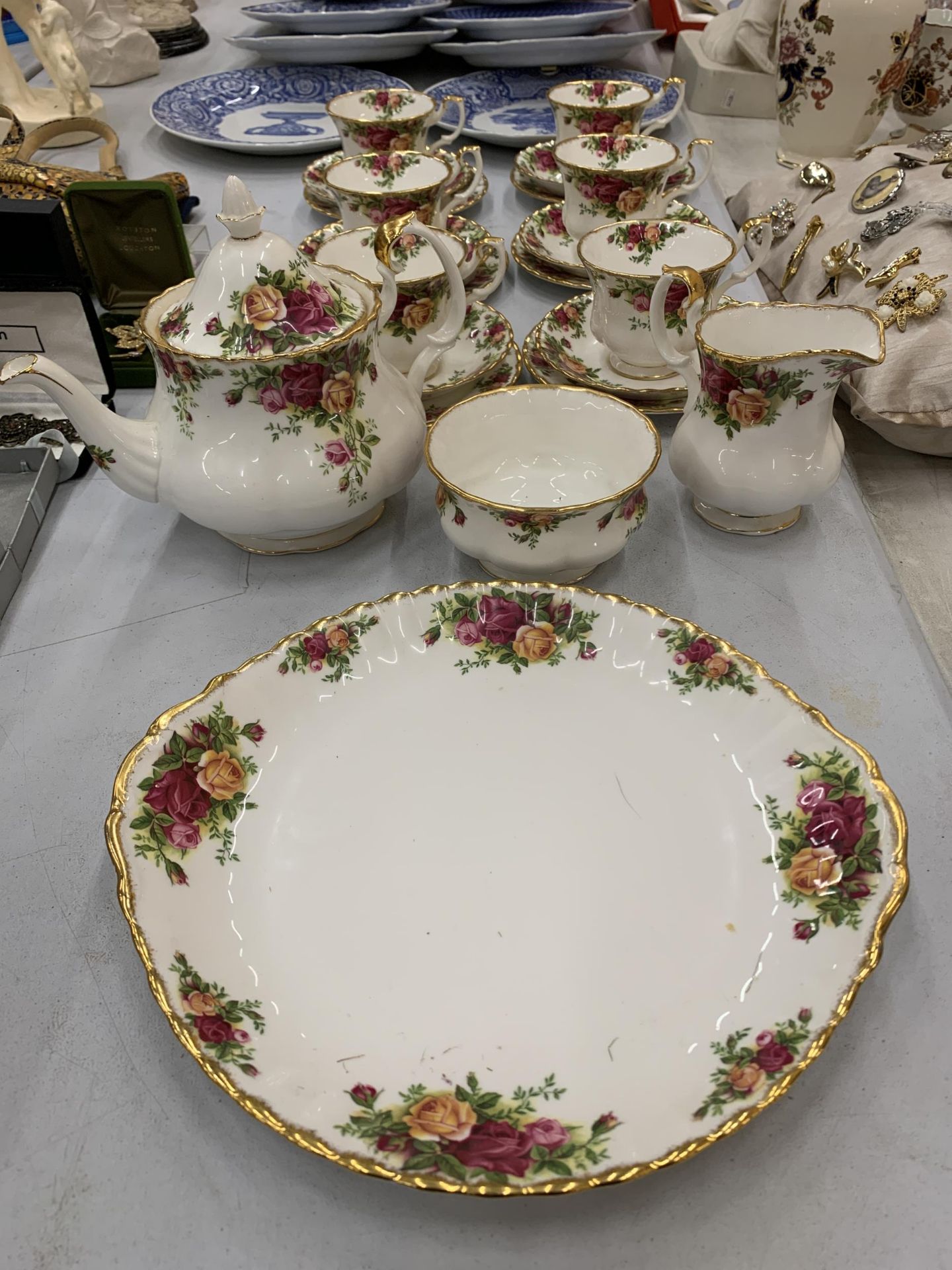 A ROYAL ALBERT OLD COUNTRY ROSES TEA SET COMPRISING TEAPOT, CUPS SAUCERS ETC