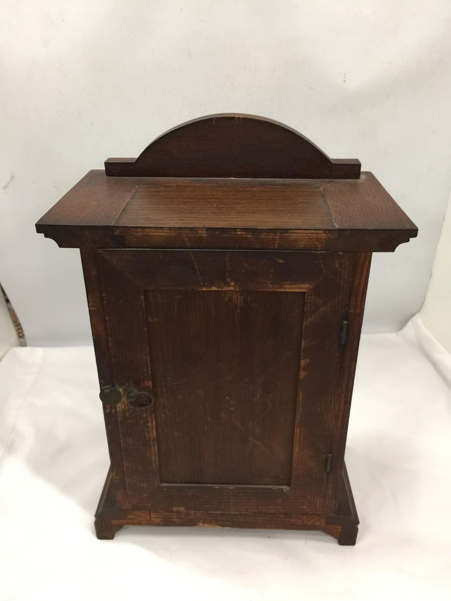 A VINTAGE CARVED OAK MANTLE CLOCK WITH PENDULUM AND KEY - Image 3 of 4