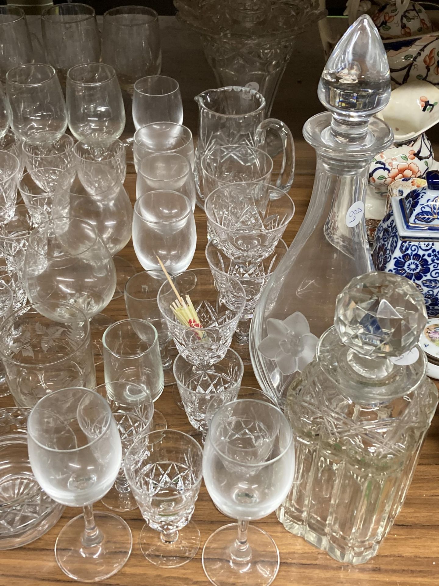 A MIXED LOT OF GLASSWARE TO INCLUDE BOXED GLASS TEAPOT, CUT GLASS DRINKING GLASSES ETC - Bild 5 aus 5
