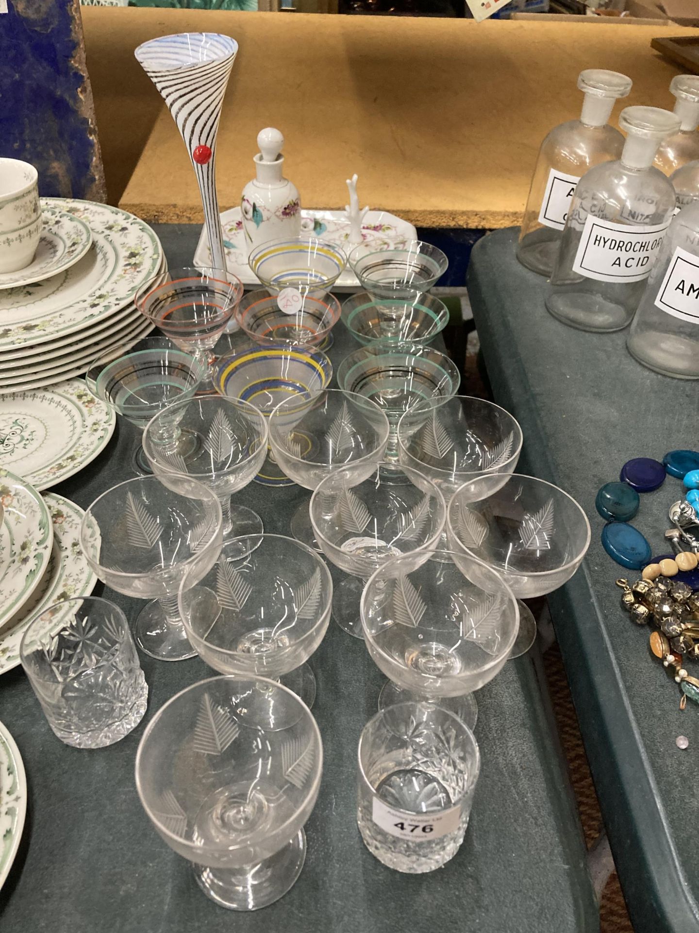 A QUANTITY OF VINTAGE GLASSES TO INCLUDE COCKTAIL, MARTINI, ETC