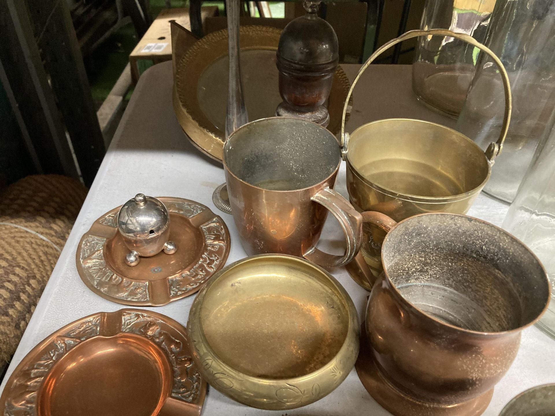 A QUANTITY OF VINTAGE COPPER AND BRASS TO INCLUDE TANKARDS, A SMALL MIRROR, ASHTRAYS, BOWLS, A - Image 3 of 3