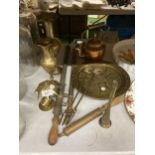 A QUANTITY OF VINTAGE BRASSWARE TO INCLUDE TOASTING FORKS, A WALL PLAQUE, VASES, FLOWER SPRAYERS,